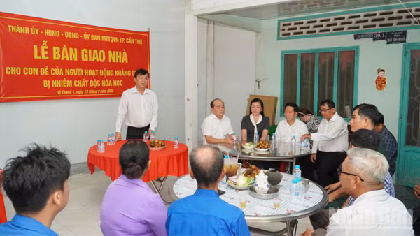 Quang cảnh lễ bàn giao nhà tại ấp 1 xã Vị Thanh 1, thành phố Cần Thơ. (Ảnh: VĂN ÚT)