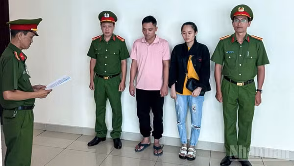 Công an thành phố Cần Thơ tống đạt quyết định khởi tố và thực hiện Lệnh bắt tạm giam đối với Nguyễn Văn Thiệt, khởi tố bị can, cấm đi khỏi nơi cư trú đối với Trần Thị Triệu.