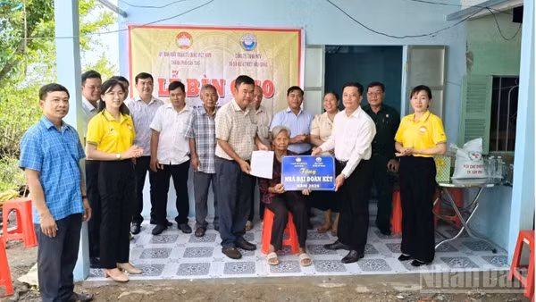 Công ty Xổ số kiến thiết Hậu Giang trao nhà đại đoàn kết cho người nghèo trên địa bàn thành phố Cần Thơ. (Ảnh: VĂN ÚT)