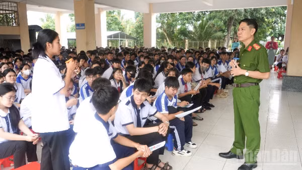 Công an thành phố Cần Thơ tuyên truyền về tội phạm mua bán người và tội phạm xâm hại trẻ em tại Trường trung học phổ thông Thuận Hưng. (Ảnh: Công an cung cấp)