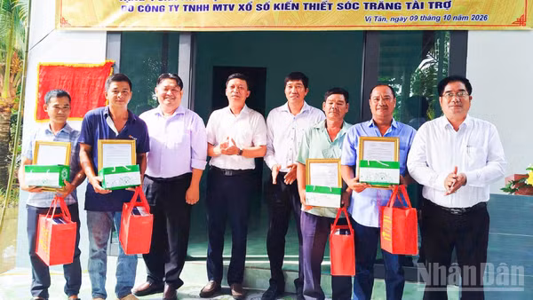 Công ty Xổ số kiến thiết Sóc Trăng trao nhà đại đoàn kết cho người nghèo trên địa bàn phường Vị Tân, thành phố Cần Thơ. (Ảnh: VĂN ÚT)