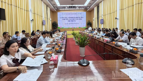 Quang cảnh buổi làm việc. (Ảnh: VĂN ÚT)