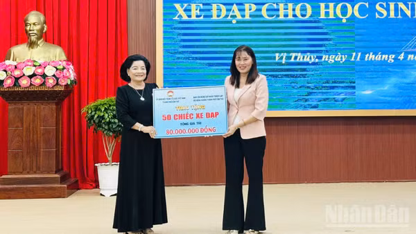 Chương trình kịch nói trên đất quê hương góp phần làm tốt công tác thiện nguyện giúp đỡ hộ nghèo, cận nghèo, người già neo đơn, học sinh có hoàn cảnh khó khăn, gia đình chính sách.