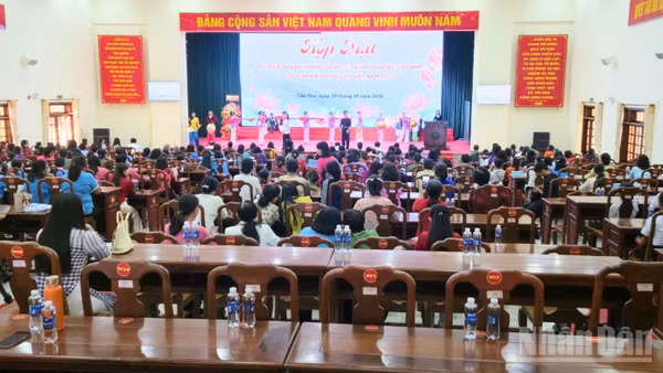 Quang cảnh chương trình đối thoại. (Ảnh: VĂN ÚT)