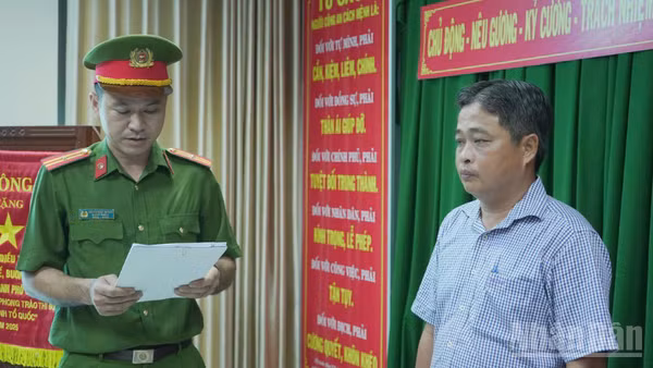 Cơ quan điều tra tống đạt quyết định khởi tố bị can, lệnh bắt tạm giam đối với ông Võ Chí Công. (Ảnh CACC)