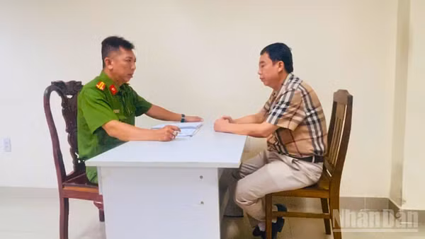 Điều tra viên làm việc với đối tượng Thái Huy Phong.