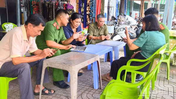 Cán bộ, chiến sĩ Công an phường Vị Thanh giải quyết thủ tục hành chính cho nhân dân tại cơ sở. (Ảnh: VĂN ÚT)