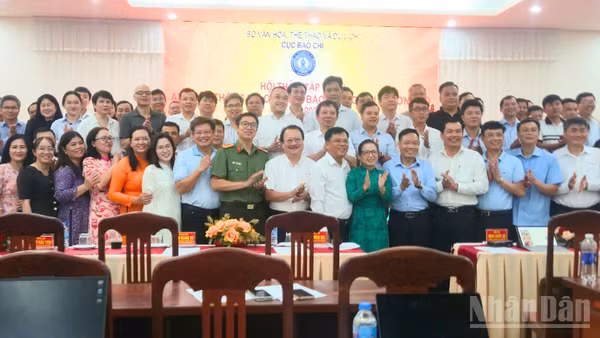 Ban tổ chức chụp hình lưu niệm cùng học viên.