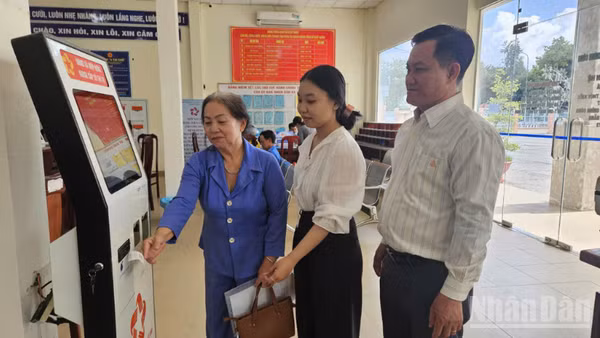 Người dân thao tác trên máy tại Trung tâm Phục vụ hành chính công xã Hiệp Hưng, thành phố Cần Thơ. 