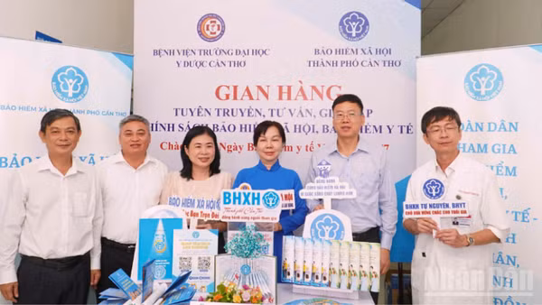 Bà Nguyễn Thị Thanh Xuân (áo xanh), Giám đốc Bảo hiểm xã hội thành phố Cần Thơ tham dự khai mạc gian hàng tư vấn, giải đáp chính sách mới.