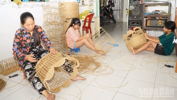 Chị Mai Thị Kim Phụng và các thành viên trong gia đình đang hoàn thiện sản phẩm.