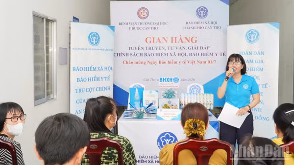 Nhân viên Bảo hiểm xã hội thành phố Cần Thơ tư vấn chính sách bảo hiểm y tế cho người dân.