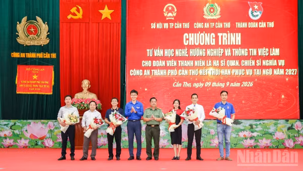 Lãnh đạo Công an thành phố và Thành đoàn Cần Thơ tặng hoa cảm ơn các đơn vị đồng hành cùng chương trình. (Ảnh: Công an cung cấp)