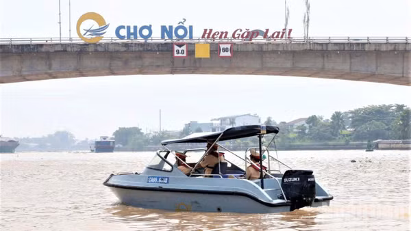 Đội Cảnh sát giao thông đường thủy số 2, Phòng Cảnh sát giao thông Công an thành phố Cần Thơ thực hiện nhiệm vụ tuần tra, bảo đảm an toàn giao thông đường thủy khu vực chợ nổi Cái Răng. (Ảnh: Công an cung cấp)