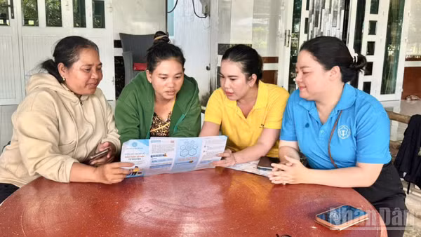 Đội ngũ nhân viên thu, giao dịch viên cơ sở cũng được xác định là lực lượng quan trọng để đưa chính sách vào cuộc sống. (Ảnh: VĂN ÚT)