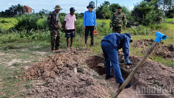 Cán bộ, chiến sĩ Đội K90 triển khai đào tìm tại các khu vực đồi núi, không bị ảnh hưởng nhiều do mưa kéo dài. (Ảnh: Quân khu 9 cung cấp)