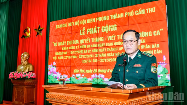 Đại tá Huỳnh Thanh Hùng, Chính ủy Bộ đội Biên phòng thành phố Cần Thơ phát động phong trào thi đua. (Ảnh: VĂN LONG)