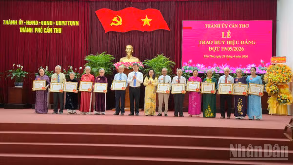 Ban tổ chức trao huy hiệu cho 28 đồng chí đảng viên cao niên tuổi Đảng.