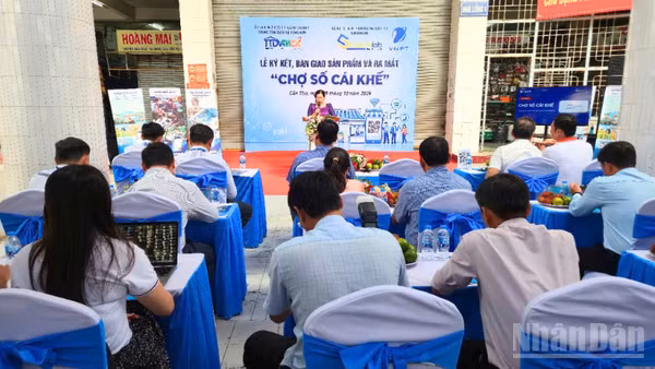 Quang cảnh lễ ký kết, bàn giao sản phẩm và ra mắt mô hình Chợ Cái Khế trên nền tảng số 247. (Ảnh: VĂN ÚT)