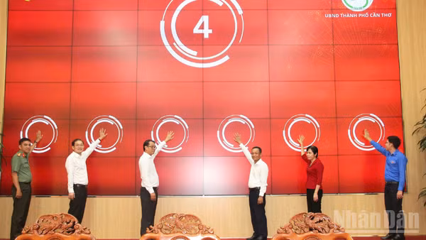 Nghi thức phát động Chiến dịch “60 ngày ra quân đi từng ngõ, gõ từng nhà, hướng dẫn từng người dân kỹ năng số, sử dụng các dịch vụ số”. (Ảnh: VĂN ÚT)
