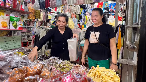 Tiểu thương chợ Tân Định gắn bó lâu năm với các gian hàng của mình. (Ảnh: QuANG QUÝ)
