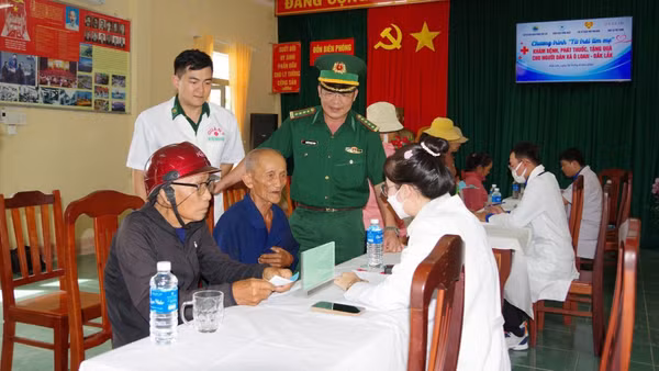 Hoạt động khám bệnh, tư vấn sức khỏe và cấp thuốc miễn phí cho người dân xã Ô Loan tại chương trình. (Ảnh: Ngũ Tố)