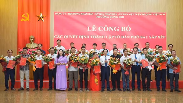 Ban Thường vụ Đảng ủy phường Đồng Hới trao các quyết định thành lập tổ dân phố sau sắp xếp. (Ảnh: Lâm Quang Huy)