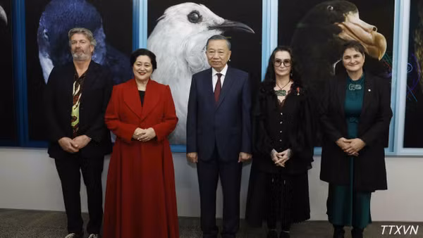 Tổng Bí thư, Chủ tịch nước Tô Lâm cùng Toàn quyền New Zealand Cindy Kiro và đại biểu tại Triển lãm ảnh StarkWhite của nhiếp ảnh gia Fiona Pardington. (Ảnh: TTXVN)