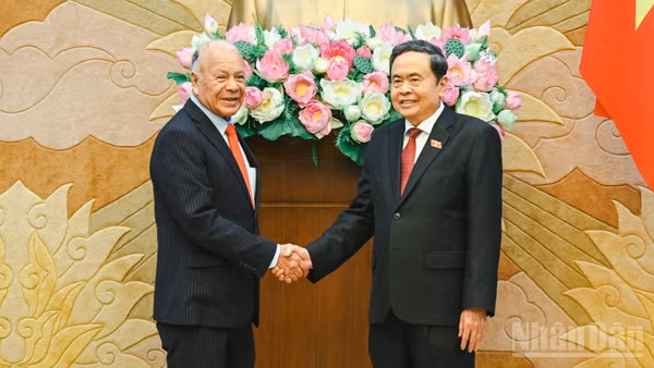 Chủ tịch Quốc hội Trần Thanh Mẫn và Tổng Bí thư Đảng Lao động Mexico Alberto Anaya Gutiérrez. (Ảnh: DUY LINH)