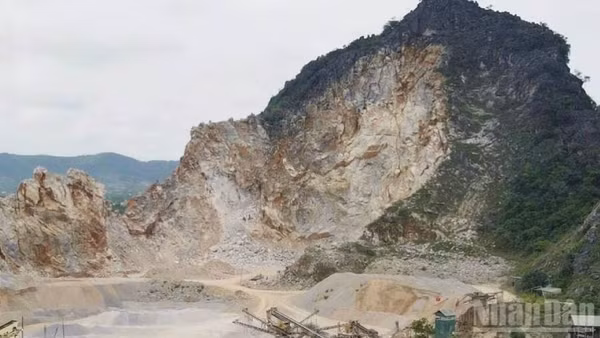 Một mỏ đá gây ô nhiễm môi trường đã từng bị đình chỉ hoạt động tại xã Nam Ba Đồn, tỉnh Quảng Trị. (Ảnh: HƯƠNG GIANG)