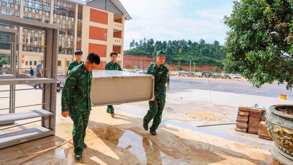 Bộ đội Biên phòng giúp đỡ các trường phổ thông nội trú trên biên giới tỉnh Lào Cai. (Ảnh: CÔNG HẢI)