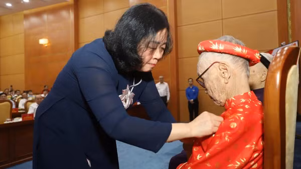 Đồng chí Bùi Thị Minh Hoài trao Huy hiệu Đảng cho đảng viên lão thành tỉnh Phú Thọ. (Ảnh: Ngọc Long)