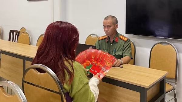 Cơ quan triệu tập một đối tượng có hành vi rao bán vé "Tổ quốc trong tim" trên mạng xã hội. (Ảnh: Công an cung cấp)