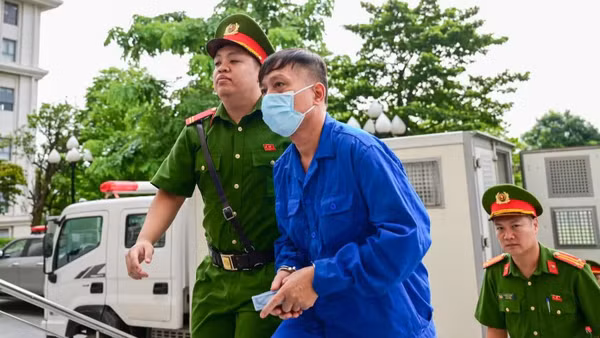 Cựu Thứ trưởng Nguyễn Bá Hoan bị dẫn giải ra tòa sáng nay. (Ảnh: THẾ BẰNG)