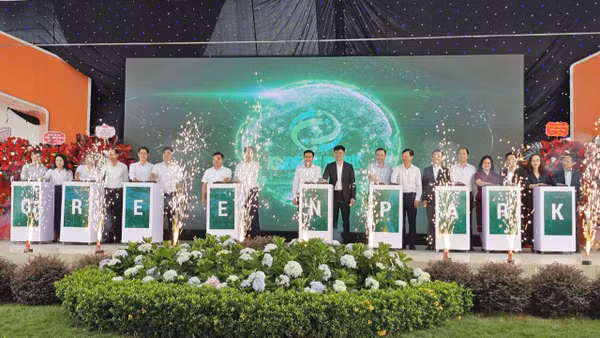 Các đại biểu thực hiện nghi thức khánh thành giai đoạn 1 Khu công nghiệp. 