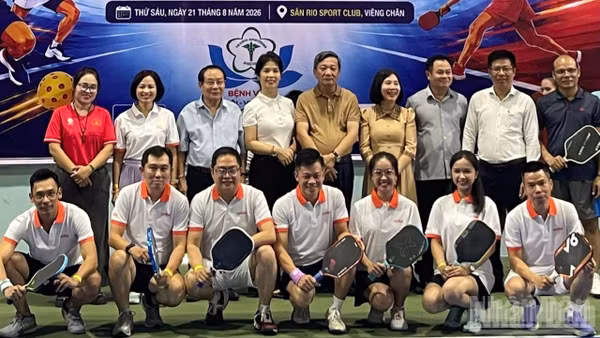 Ban tổ chức chụp ảnh lưu niệm với các đội tham gia giao lưu. (Ảnh: DUY TOÀN)