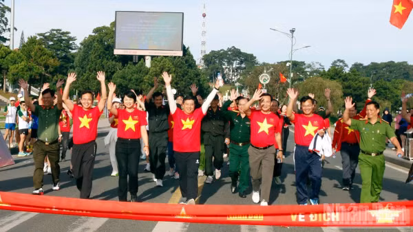 Lãnh đạo tỉnh Lâm Đồng tham gia chương trình đi bộ "Cùng Việt Nam tiến bước" năm 2025 tại địa phương. (Ảnh: Mai Văn Bảo)