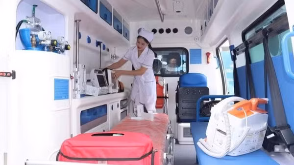 Mỗi xe cứu thương được ví như một “phòng cấp cứu di động”. (Ảnh: MẠNH TRẦN)