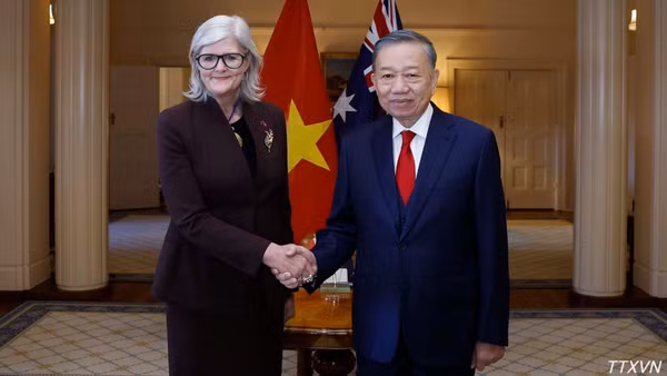 Tổng Bí thư, Chủ tịch nước Tô Lâm và Toàn quyền Australia Sam Mostyn tại Lễ đón. (Ảnh: TTXVN)