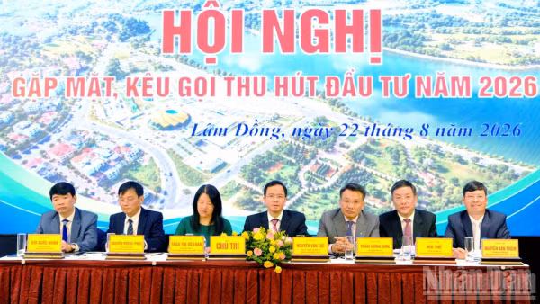 Đại diện lãnh đạo các phường trên địa bàn Đà Lạt và xã Lạc Dương chủ trì hội nghị. (Ảnh: Mai Văn Bảo)