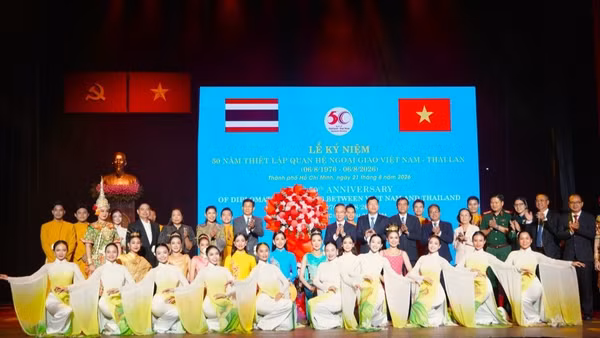 Các đại biểu chụp hình lưu niệm tại buổi lễ. (Nguồn: UBND Thành phố)