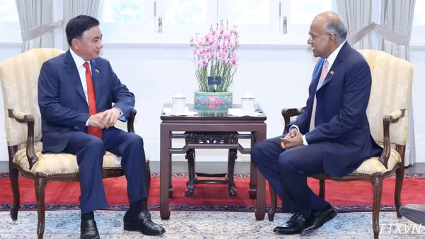 Thường trực Ban Bí thư Trần Cẩm Tú gặp Bộ trưởng Cao cấp, Bộ trưởng Điều phối an ninh quốc gia và Bộ trưởng Nội vụ Singapore K. Shanmugam. (Ảnh: Phương Hoa/TTXVN)