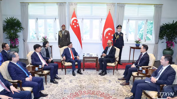 Thường trực Ban Bí thư Trần Cẩm Tú hội kiến Tổng thống Singapore Tharman Shanmugaratnam. (Ảnh: Phương Hoa/TTXVN) 