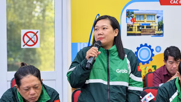 Nữ tài xế xe ôm công nghệ Lê Thị Tuyết Hoa chia sẻ về nỗi vất vả mỗi lần rong ruổi trên đường. Ảnh | TÙNG NGUYỄN
