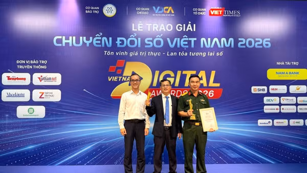 Đại diện thành phố nhận giải thưởng “Cơ quan nhà nước chuyển đổi số xuất sắc” với Nền tảng phục vụ chỉ đạo điều hành dựa trên dữ liệu số.