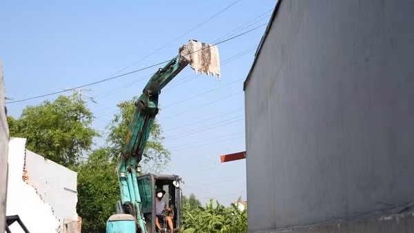 Lực lượng chức năng xử lý công trình vi phạm tại xã Thiên Lộc.