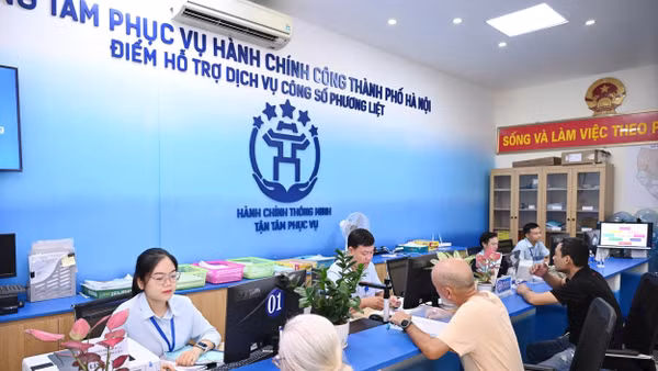 Cán bộ trực tiếp hướng dẫn người dân tại Điểm hỗ trợ dịch vụ công số Phương Liệt. Ảnh: Thành Đạt