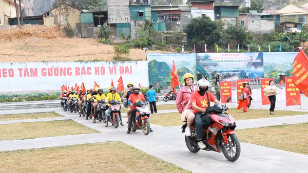 Đoàn roadshow gồm 100 xe mô tô, xe máy xuất phát từ Quảng trường Thanh niên xã Đồng Văn, bắt đầu hành trình trải nghiệm an toàn qua đèo Mã Pì Lèng đến xã Mèo Vạc.
