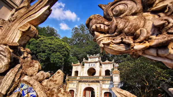 Đền Quán Thánh trấn giữ phía bắc kinh thành Thăng Long xưa, có tên chữ là Trấn Vũ quán, thờ Huyền Thiên Trấn Vũ - vị thần có công diệt trừ yêu quái.