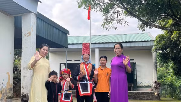 Các cô giáo Trường Phổ thông nội trú tiểu học và THCS Bình Liêu đến thăm học sinh trước ngày Khai giảng năm học mới 2026-2027.
